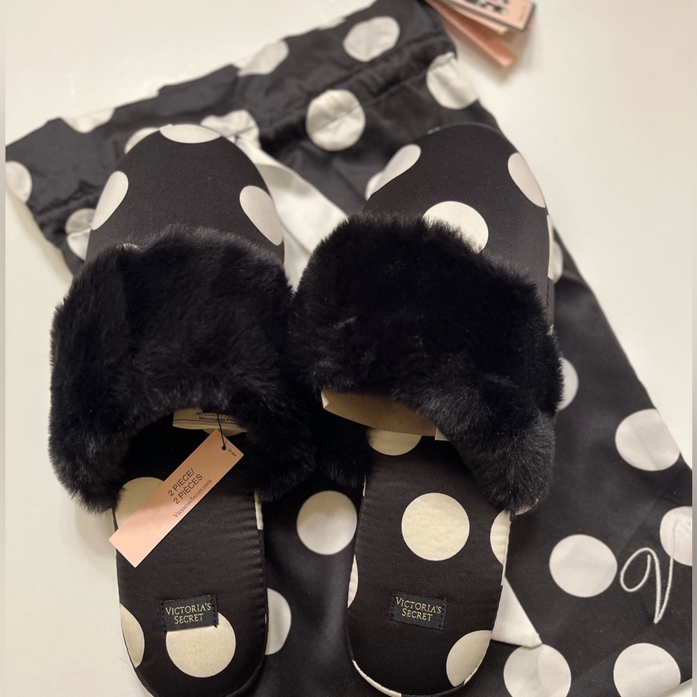 Victoria’s Secret Polka Dot Satin Faux Fur Closed Toe Slippers. NWT, Size M.